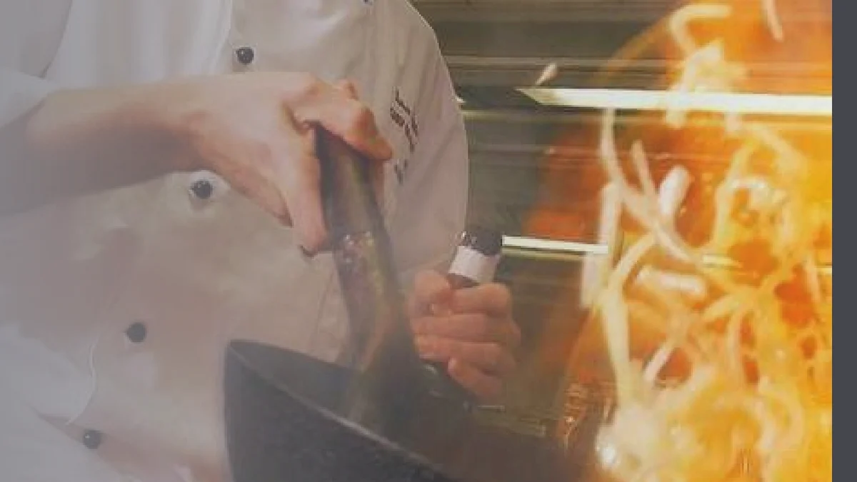 Chef cocinando con uniforme culinario del catálogo Zaiek 2025